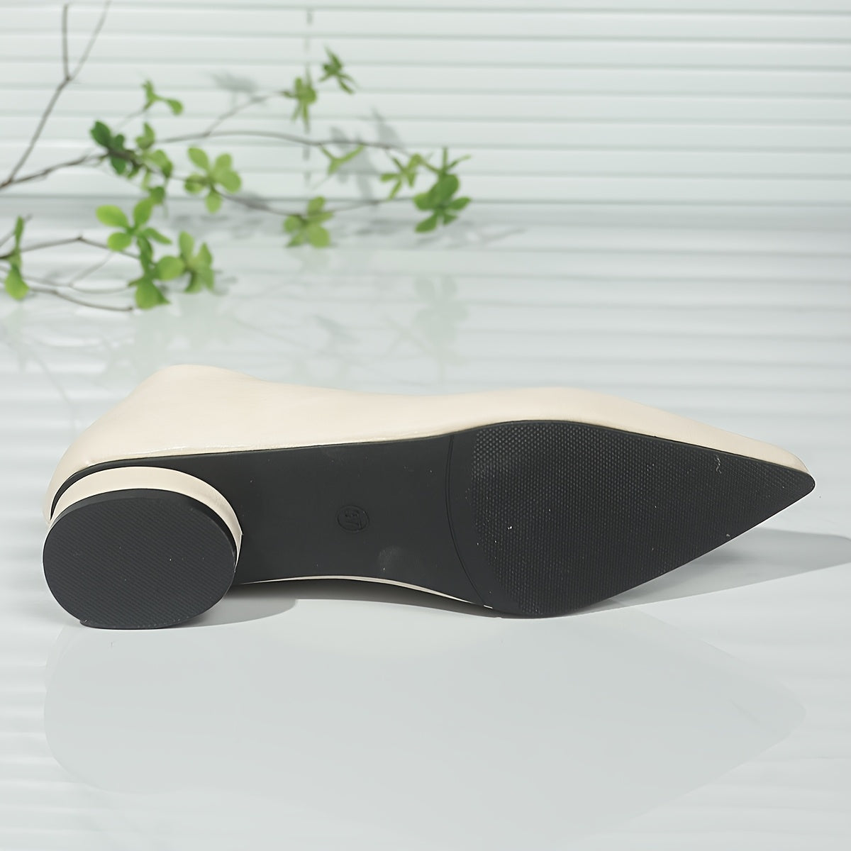 Elegant pointed-toe comfort flats