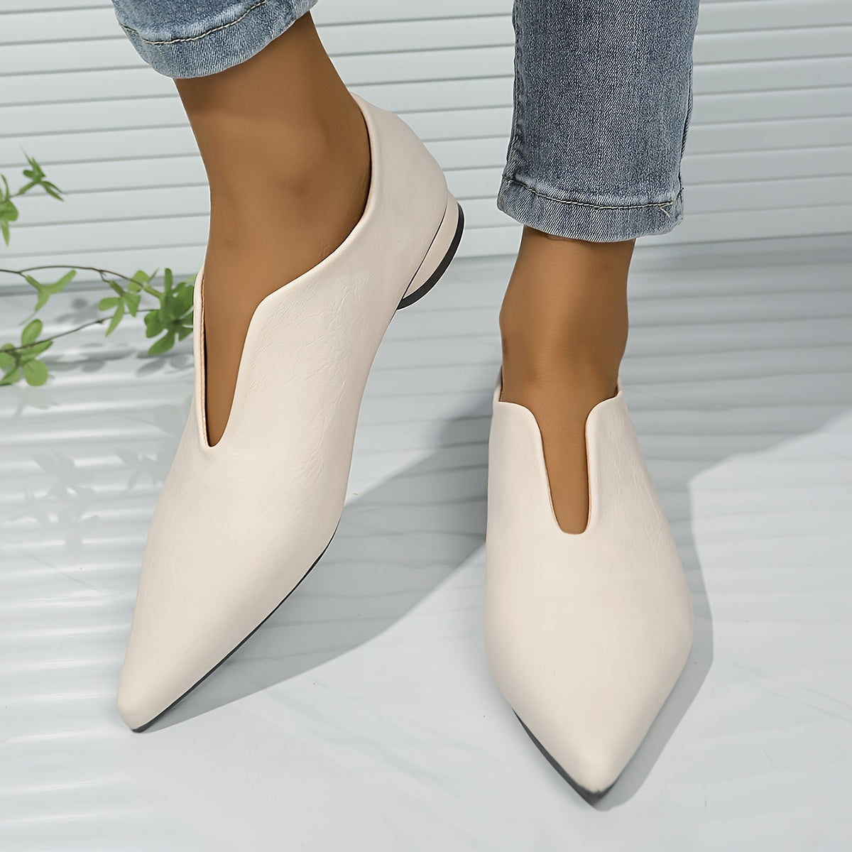 Elegant pointed-toe comfort flats