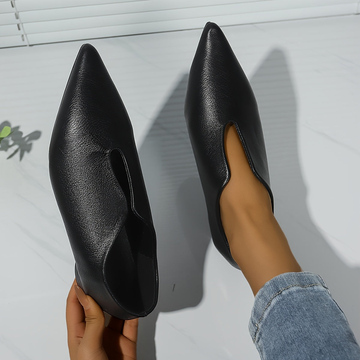 Elegant pointed-toe comfort flats