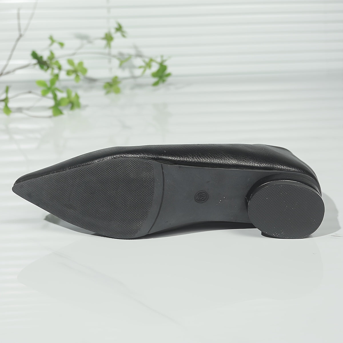 Elegant pointed-toe comfort flats