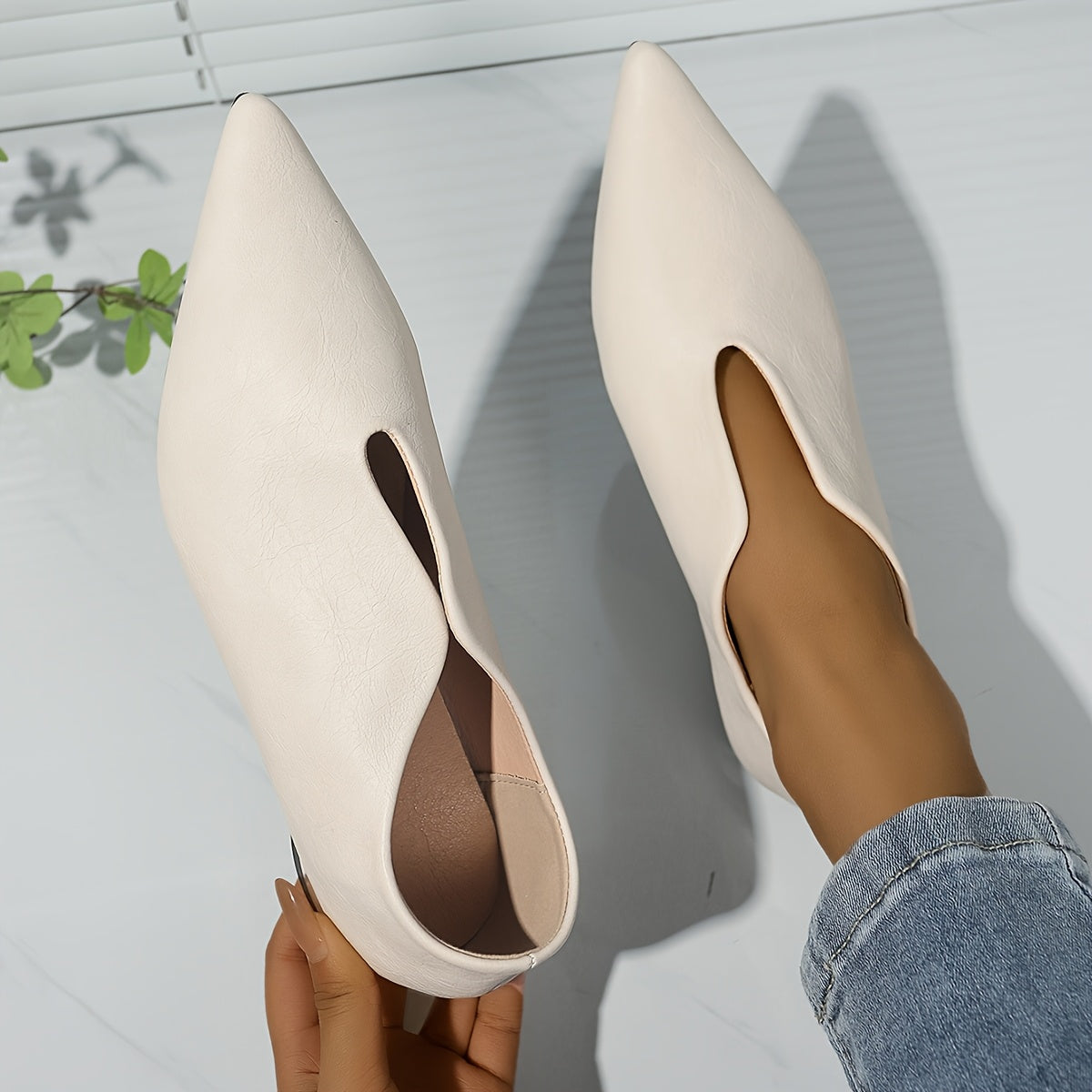 Elegant pointed-toe comfort flats