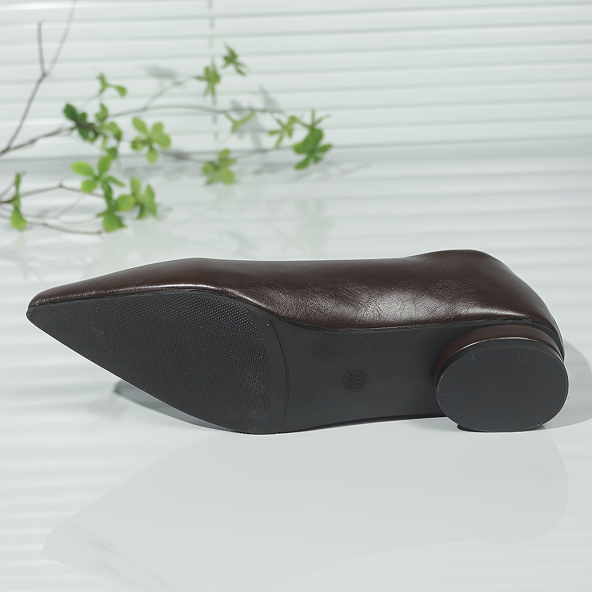 Elegant pointed-toe comfort flats
