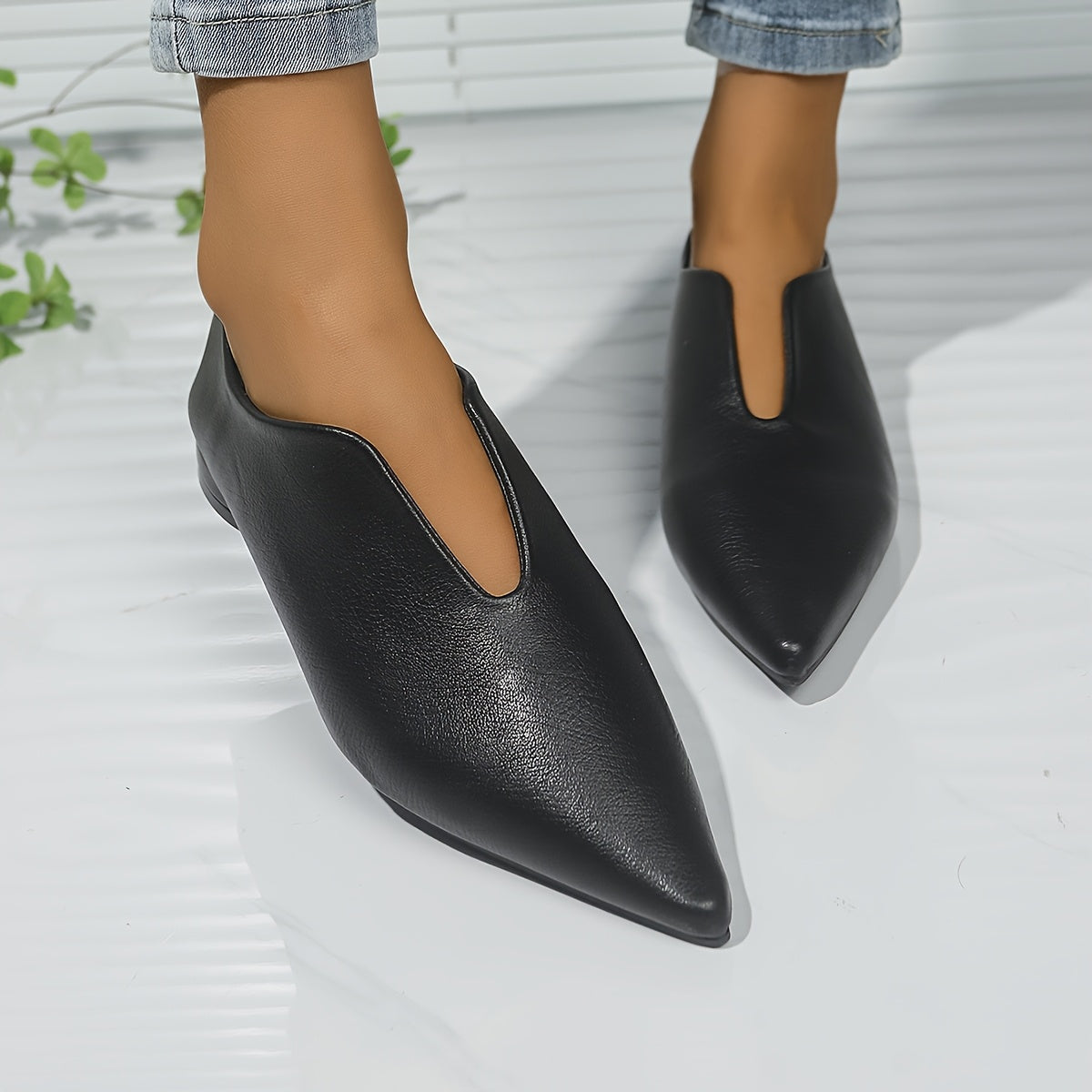Elegant pointed-toe comfort flats