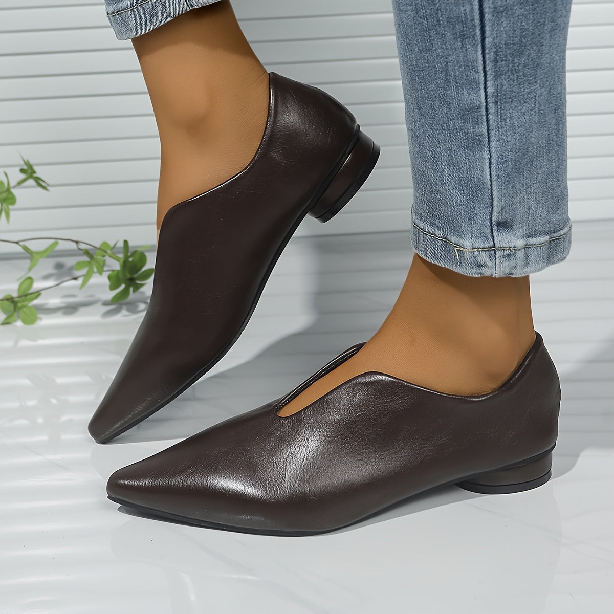 Elegant pointed-toe comfort flats