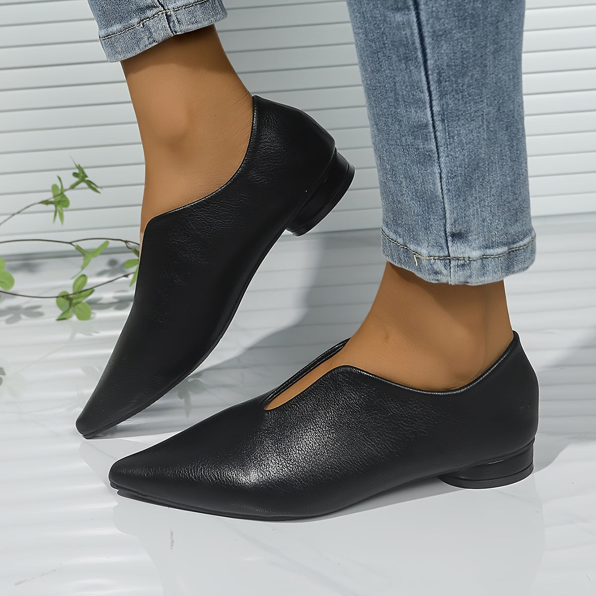 Elegant pointed-toe comfort flats