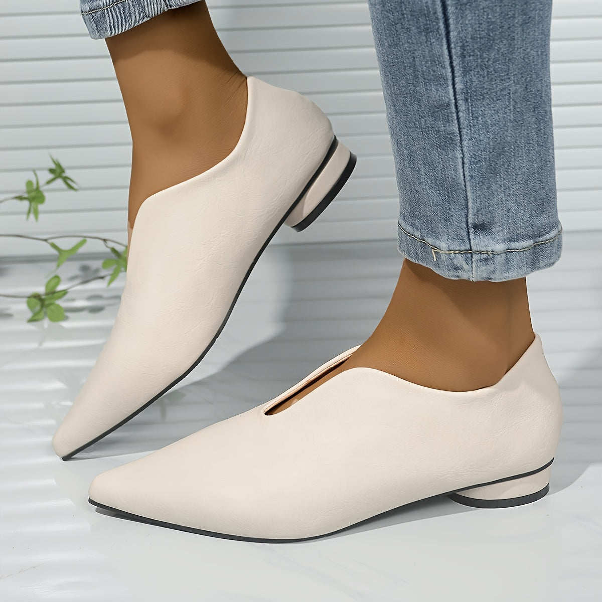 Elegant pointed-toe comfort flats