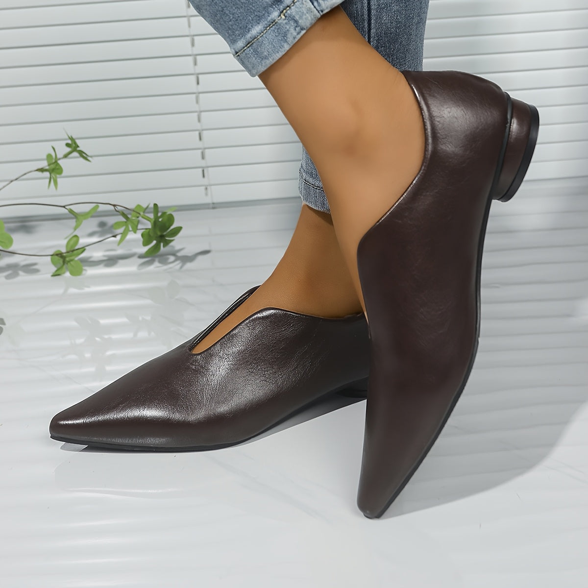 Elegant pointed-toe comfort flats